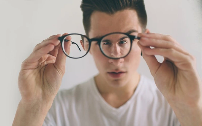 Không bị cận mà đeo kính sẽ gây nhức mỏi mắt và giảm thị lực