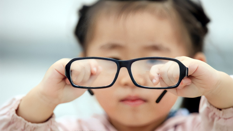 Trẻ em đeo kính nhiều có nguy cơ tăng độ cận cao