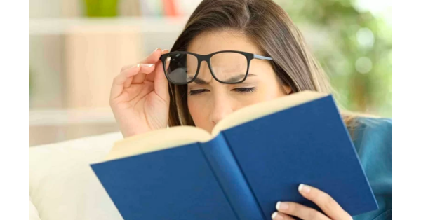 Viễn thị khiến cho việc đọc sách, nhìn gần không dễ dàng