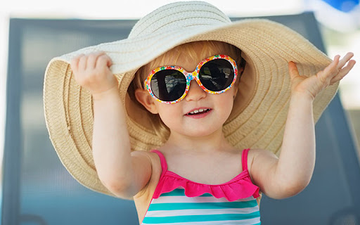 Đeo kính râm để bảo vệ mắt trẻ khỏi tia UV