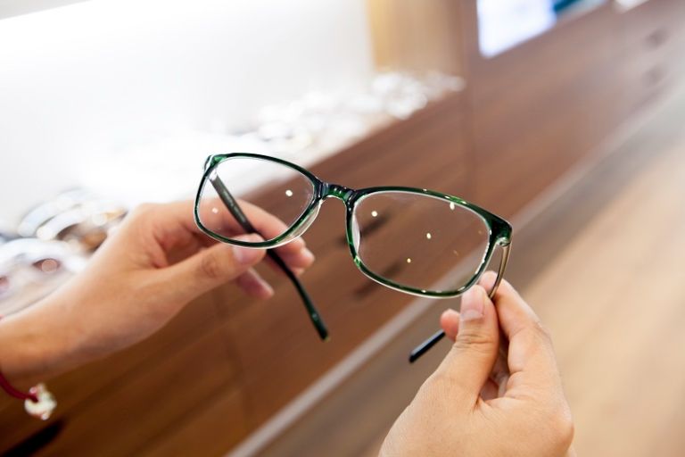 Nếu bị loạn thị trên 1 độ thì bạn nên đeo kính thường xuyên để đảm bảo các sinh hoạt hàng ngày