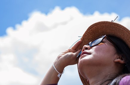 Lựa chọn kính đi biển có khả năng chống tia UV tốt