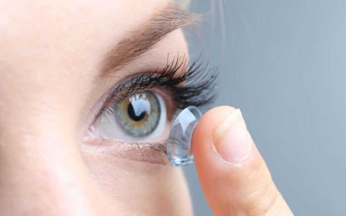 Kính áp tròng là giải pháp hỗ trợ thị lực tuyệt vời sau nâng mũi cho người mắc tật khúc xạ