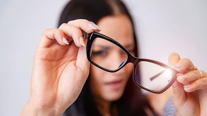 Việc ít hoặc không đeo kính sẽ khiến tăng độ cận nhanh hơn