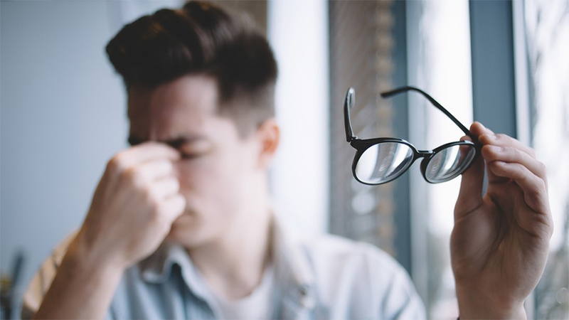 Đeo kính lệch độ khiến mắt phải điều tiết nhiều và gây nhiều vấn đề cho mắt