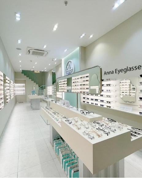 Không gian rộng, thoáng và mát mắt bên trong một cửa hàng Kính mắt Anna
