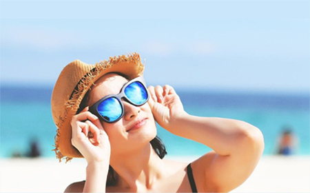 Đeo kính râm giúp ngăn ngừa tia UV gây hại cho mắt