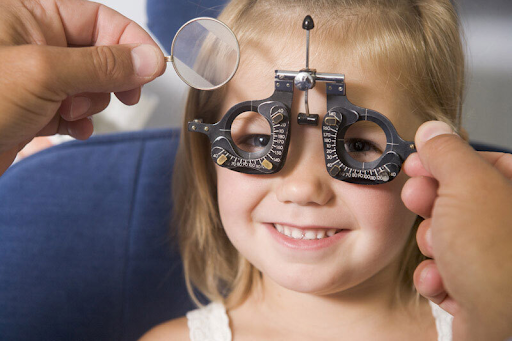Cho bé đeo kính để khắc phục bệnh mắt lác 
