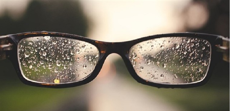 Trời mưa sẽ làm nhòe mắt kính ở các loại kính truyền thống 