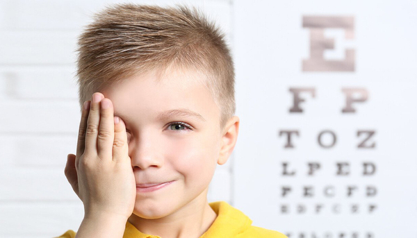 Nên thường xuyên kiểm tra tình trạng mắt, đặc biệt là trong tuần đầu sau khi mổ mắt