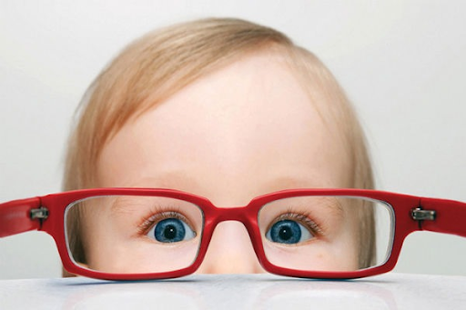 Một đôi mắt cận cần được bảo vệ hơn bao giờ hết, việc đeo kính giúp hỗ trợ và giảm mỏi mắt hiệu quả
