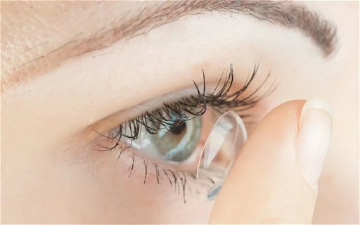 Sử dụng kính áp tròng thay thế kính mắt cận