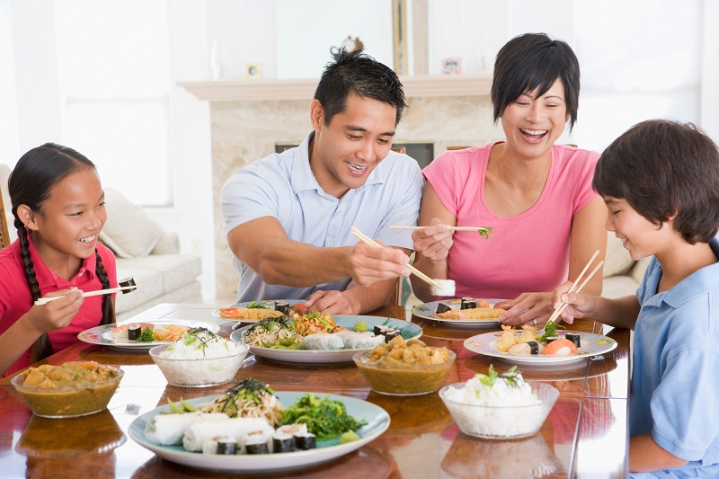Tự chuẩn bị một bữa tiệc ấm áp cho sinh nhật của nam giới